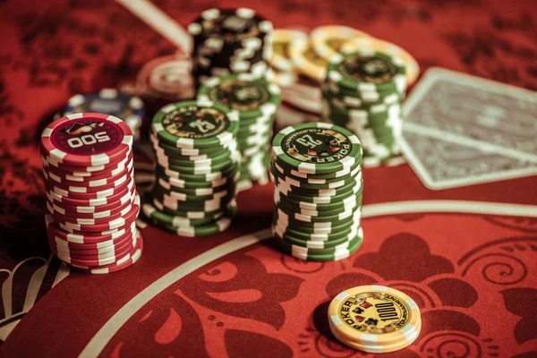 vio88bet Lightning Roulette wheel mid-spin with live video feed